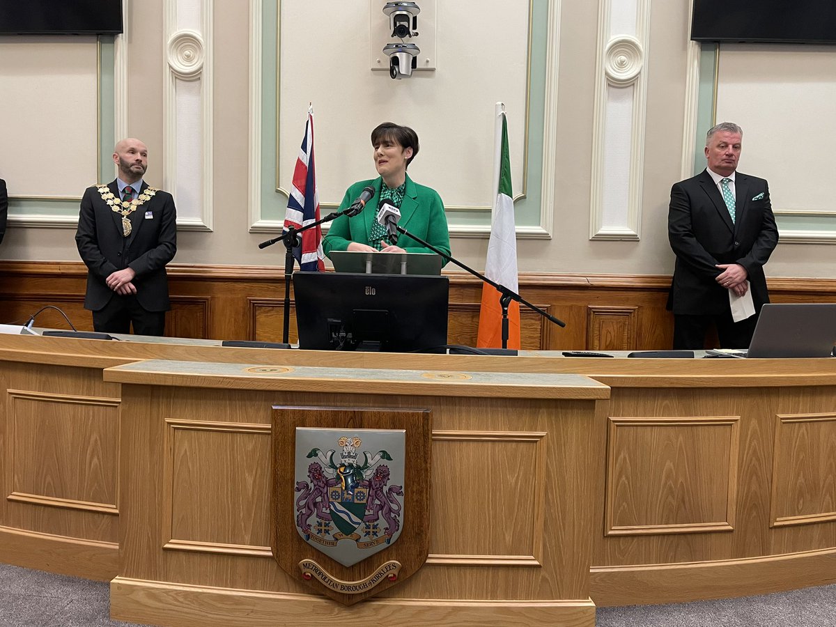 Minister @NormaFoleyTD1 began her visit to the North of England in Yorkshire, celebrating #StPatricksDay ☘️ with the raising of the Irish flag 🇮🇪 over #Huddersfield Town Hall. Thanks to @KirkleesMayor Cahal Burke for hosting us.