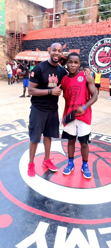 Ravi d'avoir échangé cette semaine avec <a href="/Jontabs9/">Jonathan Tabu</a> et les fondateurs de l'organisation #Play4Africa qui œuvre pour le développement de la jeunesse 🇨🇩via des projets d'éducation à travers le sport. L'appui à la jeunesse est l'un des piliers des interventions de l'#UE en #RDC_ONU