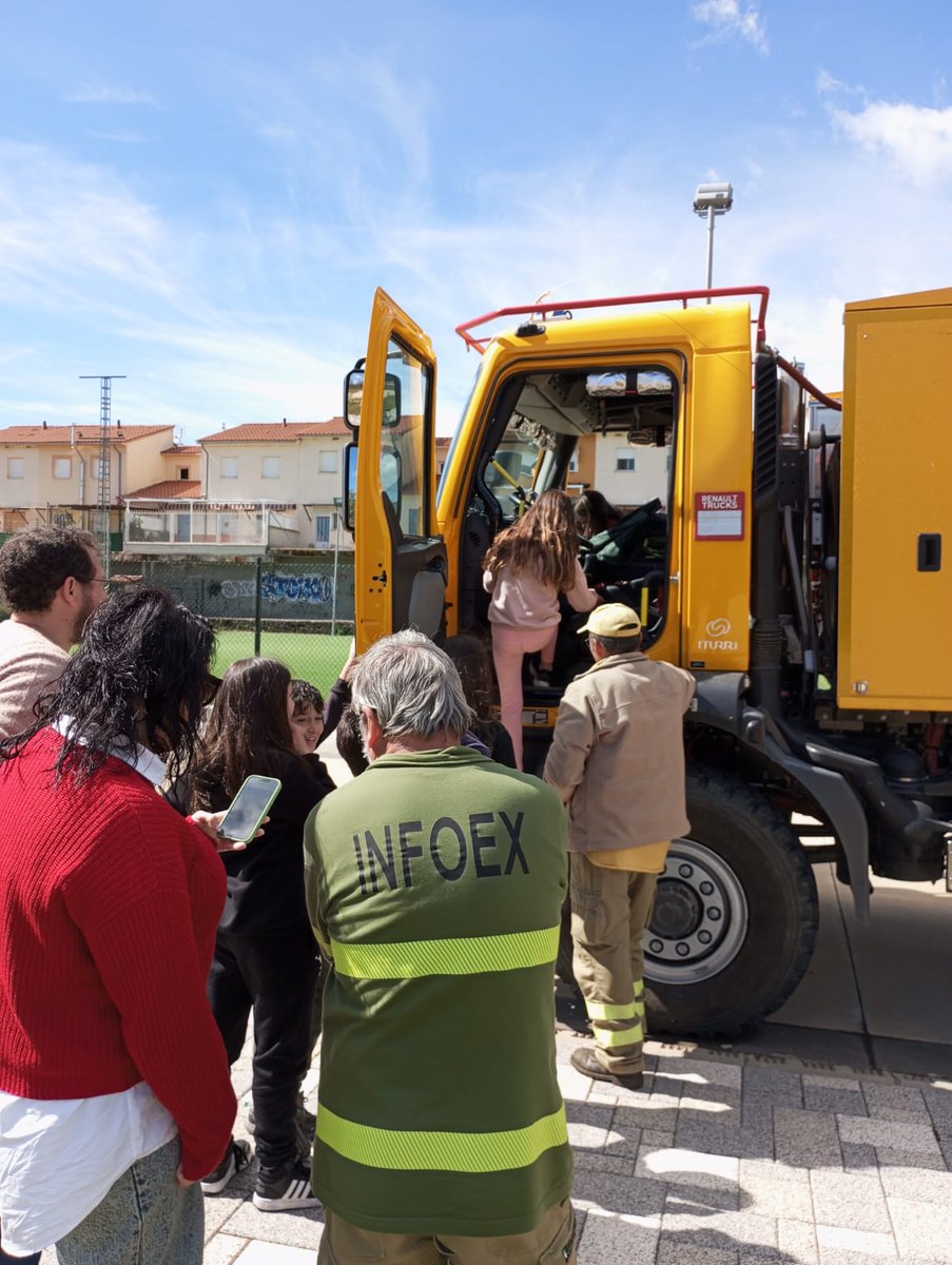 ceacuacos's tweet photo. Esta semana, hemos visitado el CEIP Virgen de Fuentes Claras de Valverde de la Vera, junto con el Servicio de prevención y extinción de incendios forestales (INFOEX) de Villanueva de la Vera, para concienciar y sensibilizar sobre la prevención de incendios forestales. 🔥 🔥 https://t.co/5PpbEu4Mex