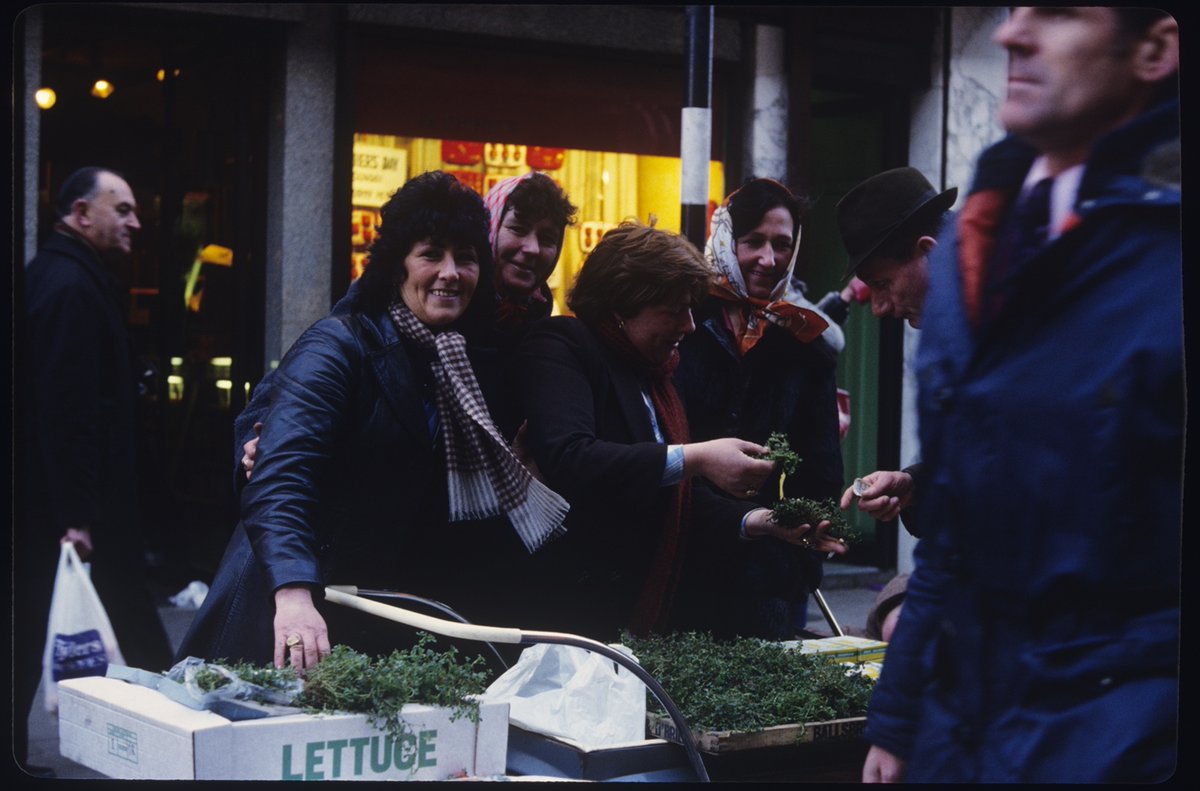 Seamróg uait? duchas.ie/ga/cbeg/52862 Seamróga ar díol ar Shráid Anraí, Baile Átha Cliath 17 Márta 1980 Grianghrafadóir: Bróna Nic Amhlaoibh