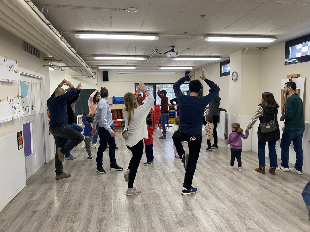 Escola Oberta a Virolai Petit. Aquest matí, 2n cicle amb les famílies,hem gaudit dels multiespais.( ciència, simbòlic, mini Mons, música i creatiu) <a href="/EscolaVirolai/">Escola Virolai</a>