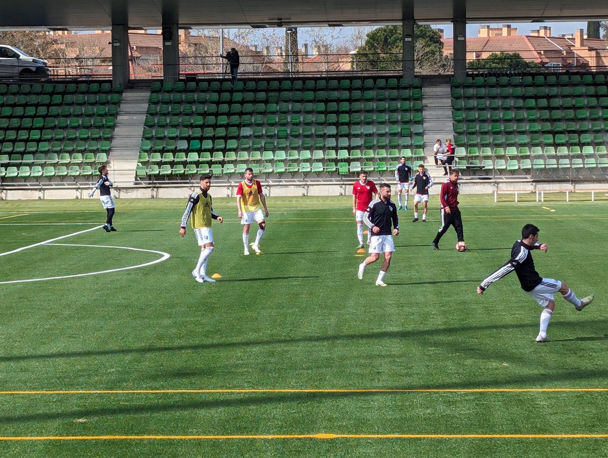 🤩 Nos llegan imágenes desde la Ciudad del Fútbol Las Rozas donde la #seleccionCLM se enfrenta a Galicia para conseguir un puesto en la final.

Allí están nuestros jugadores Moraga y Borja Cabanillas, ambos titulares. 

⏰ 12:00
⚽️ <a href="/FFCM_es/">FFCM</a> 
📺 EN DIRECTO: youtube.com/live/2eTppX5gY…