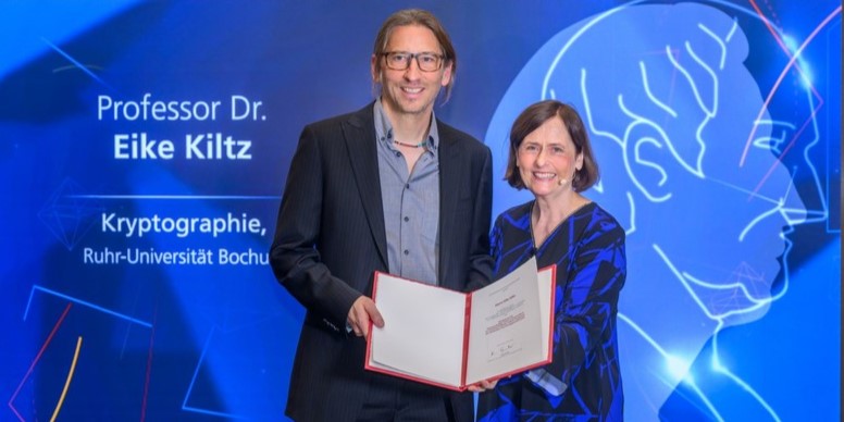 Die @dfg_public hat die Leibniz-Preise verliehen. Der Kryptograph Eike Kiltz @ruhrunibochum hat den prestigeträchtigen Preis für seine wegweisenden Beiträge zur Post-Quanten-Kryptographie erhalten. Wir gratulieren herzlich! Mehr: uaruhr.de/news/2024/news… 📷DFG