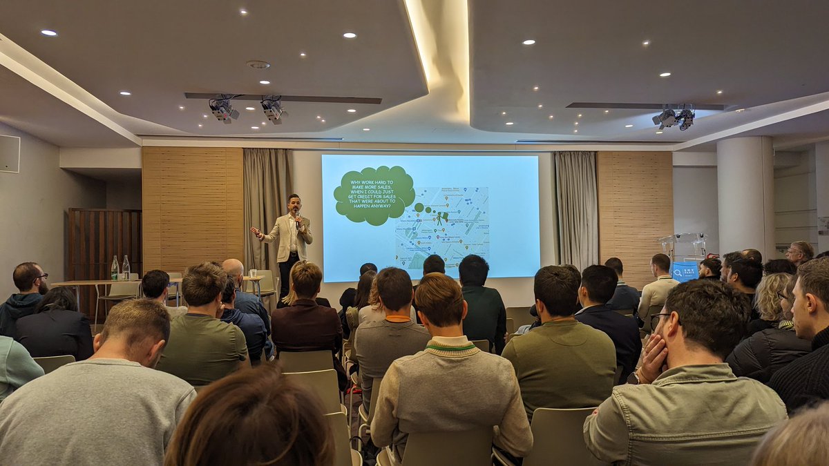 Masterclass de <a href="/randfish/">Rand Fishkin (follow @randderuiter on Threads)</a>, en direct du <a href="/SMX_Paris/">SMX Paris</a>, avec sa comparaison du petit Vincenzo (Fake Name) qui distribue des coupons de réduction pour une pizzeria à Milan, et le modo de GAFAM ! 🤓
Show à l'américaine, on m'avait dit, pas déçu d'être venu ! 🍿