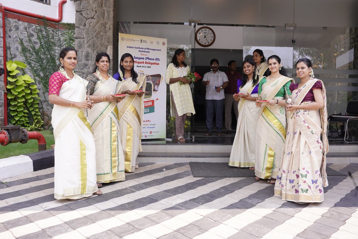 #YuvaSangam4 participants from Chhattisgarh, on their arrival in Kerala were received by @IIMKozhikode amidst a rousing traditional welcome with ‘Thalapoli’ and roses. #YuvaSangam #EkBharatShreshthaBharat