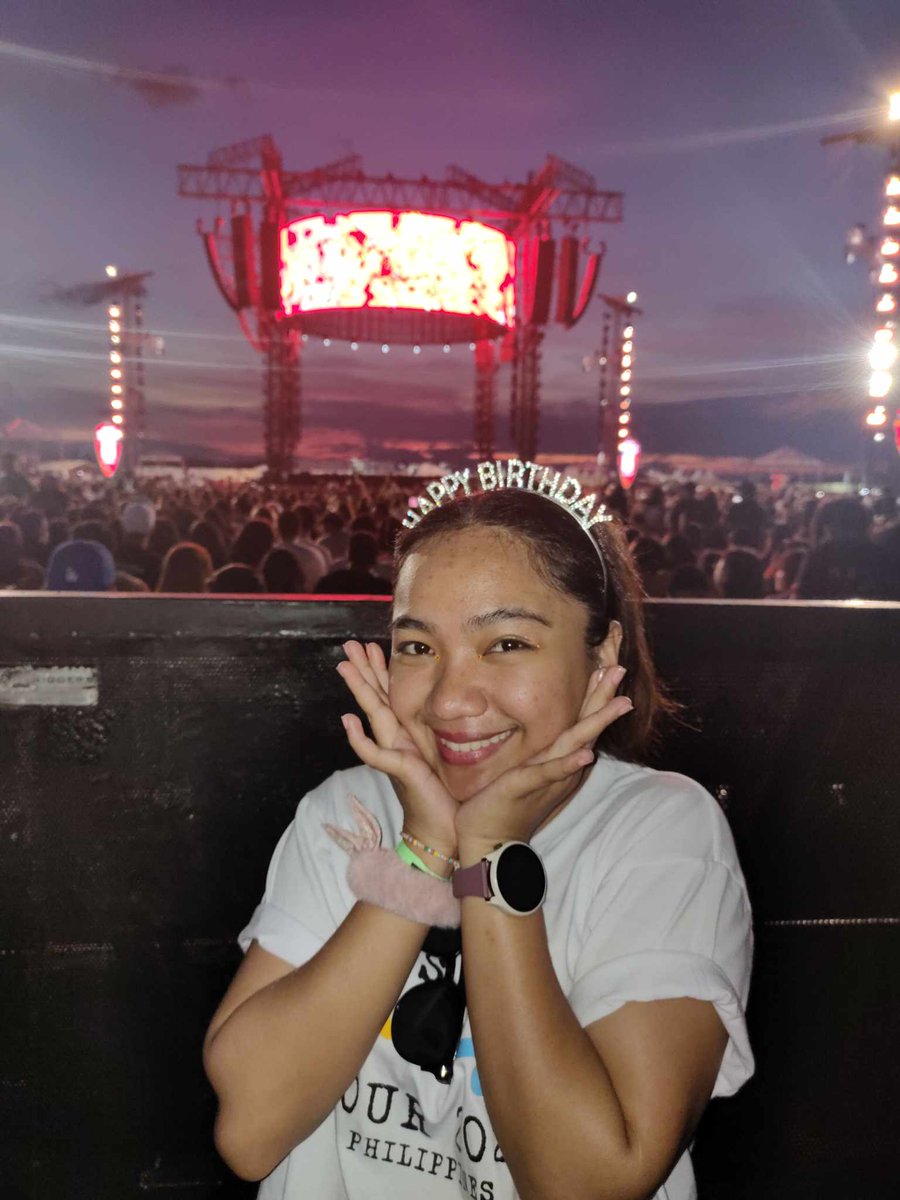 arkeyeff's tweet photo. After 5 years Finally Saw and Celebrate my Birthday with Ed Sheeran for #mathematicstourIManila #EdSheeran https://t.co/qLwGwWf99R