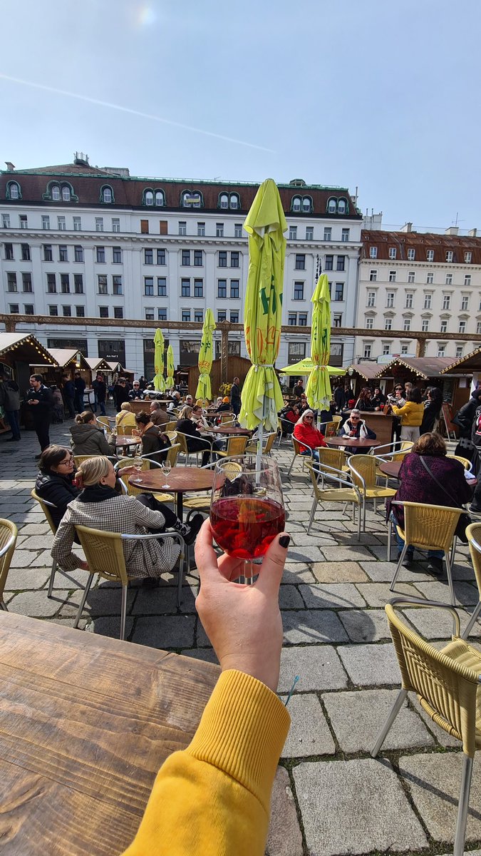 gozdaction's tweet photo. Uhudler Wein🍷 ile yumurta bayramınızı enişten dileklerimle kutlarım. 🐇
#amhof #ostern #wien https://t.co/rCIjMZszvD
