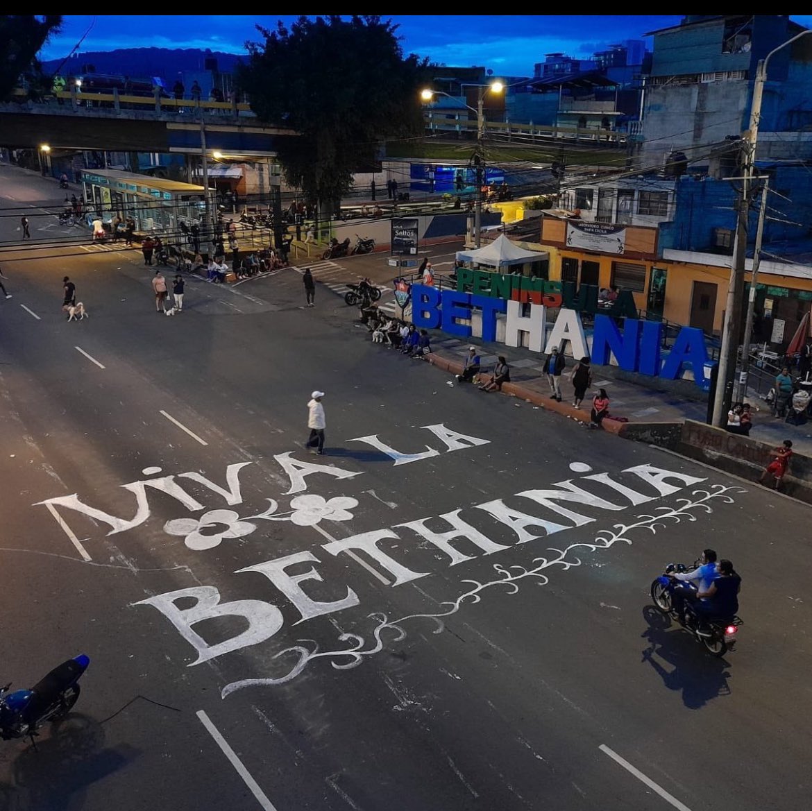 JSandoval1982's tweet photo. ¡Qué viva la Bethania! ¡Qué viva el pueblo de Guatemala!

Los diputados corruptos, defensores del sistema corrupto, son enemigos del pueblo. https://t.co/q9Cp9VApga