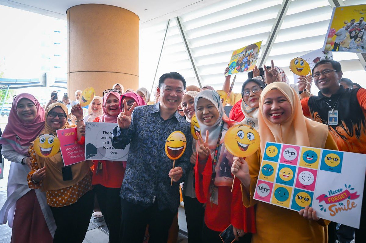 NgaKorMing's tweet photo. Dibawah Krjn Madani pimpinan YAB PM @anwaribrahim, sukacita dimaklumkan kedudukan Malaysia telah meningkat dari tangga ke-70 kpd 55 menurut indeks kebahagiaan dunia yg ditetapkan oleh Pertubuhan bangsa2 Bersatu pada thn 2023. Keharmonian &amp; perpaduan kunci2 kejayaan negara.🫶🏼🇲🇾 https://t.co/wQgRTW5qCM