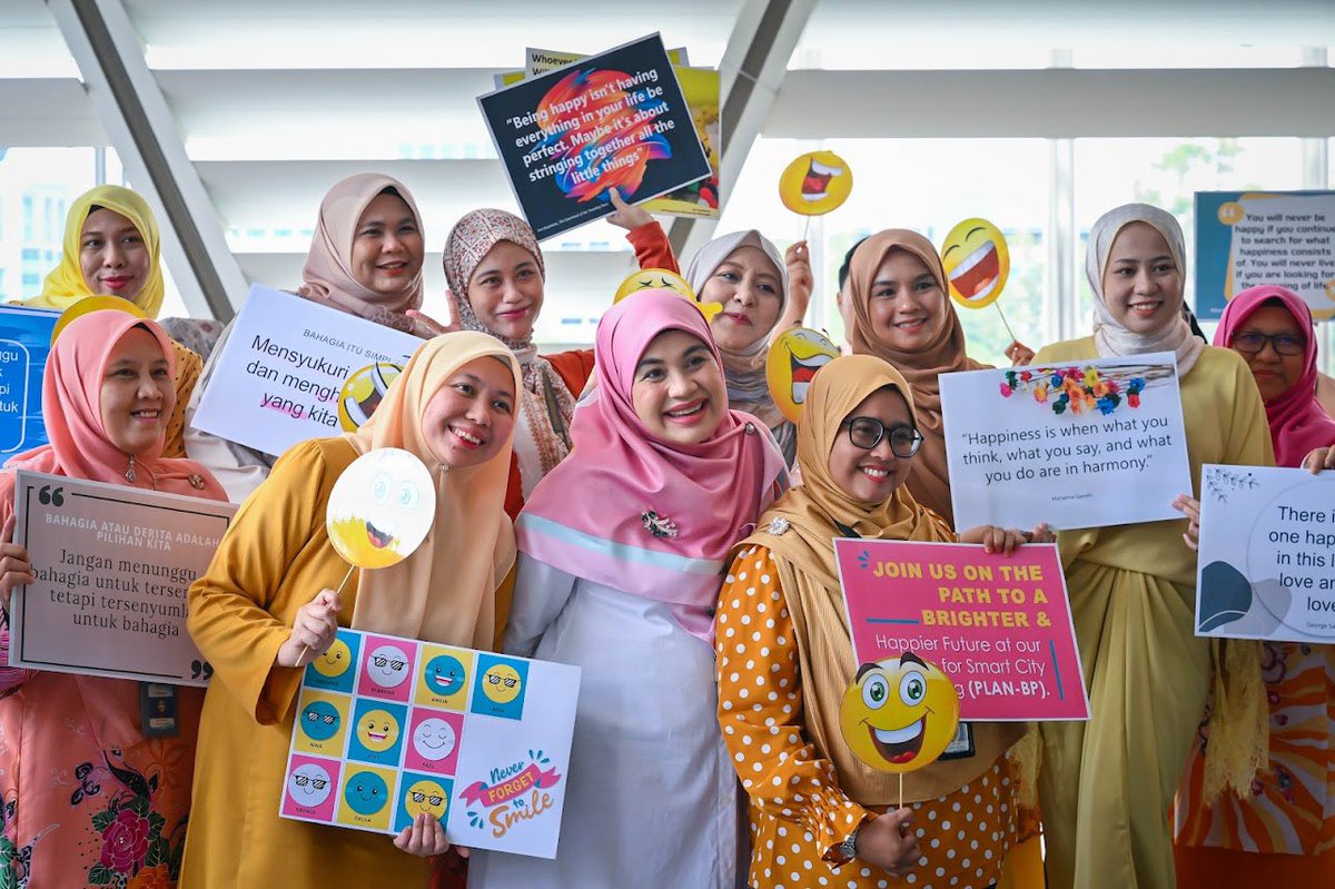 NgaKorMing's tweet photo. Dibawah Krjn Madani pimpinan YAB PM @anwaribrahim, sukacita dimaklumkan kedudukan Malaysia telah meningkat dari tangga ke-70 kpd 55 menurut indeks kebahagiaan dunia yg ditetapkan oleh Pertubuhan bangsa2 Bersatu pada thn 2023. Keharmonian &amp; perpaduan kunci2 kejayaan negara.🫶🏼🇲🇾 https://t.co/wQgRTW5qCM