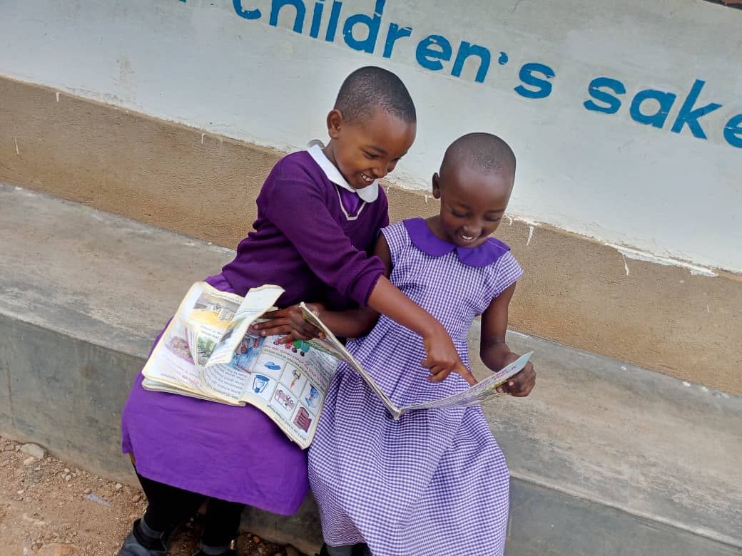 The superstars couldn't allow to be left behind, so they dropped everything and read! #Nyakaalearners

I personally believe that reading should not be presented to children as a chore or duty. It should be offered to them as a precious gift. Gift it to the little ones. 
#DEARDay