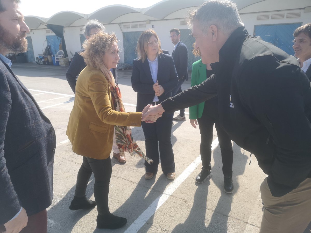 NauticVilanova's tweet photo. La consellera de Territori, Ester Capella, ha visitat aquest matí, el Port de Vilanova i la Geltrú,  durant la visita la consellera ha pogut saludar a Àlex de la Fuente, gerent del @NauticVilanova, on han conversat sobre la dessaladora s'ha instal·lat al Club. @portsgencat https://t.co/NoDROhYuUI