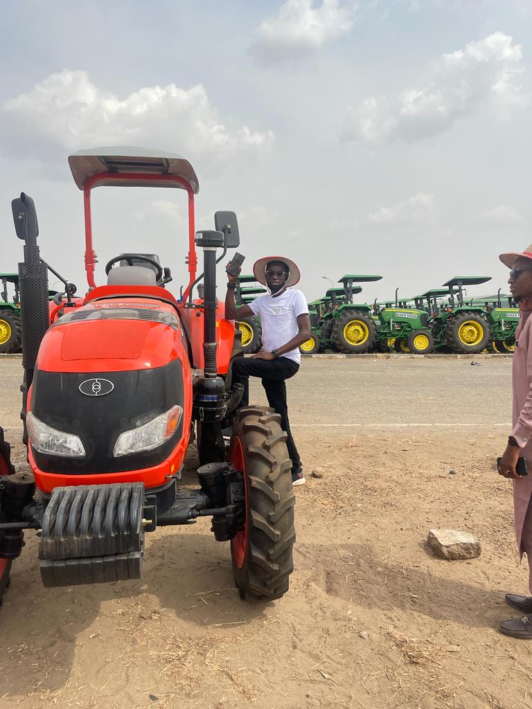 Samsonprolific's tweet photo. Earlier this week, we @sFarmLab signed an MOU with Niger state government under the leadership of @HonBago on capacity development for young farmers. 

The future is here!

#FarmerSamson #EYiA #YIW #TheWizardFarmer https://t.co/o0Iw53yAzY