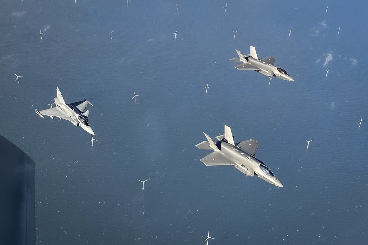 For the first time as #NATO Allies, 🇩🇰 F-35 & 🇸🇪 JAS-39 Gripen fighter jets flew aerial combat training drills in and around 🇩🇰 airspace 1 versus 1 air combat training - F-35 vs JAS-39 - Who do you think won this friendly battle? Read more: ac.nato.int/archive/2024/D… #WeAreNATO