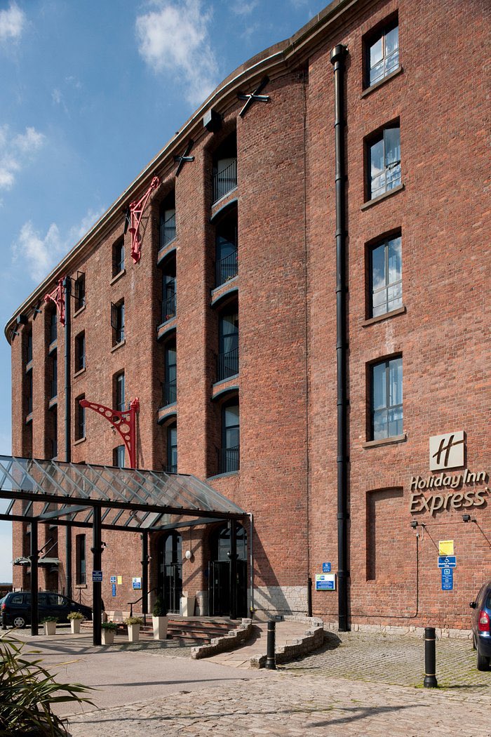 💤 Happy #WorldSleepDay Why not book a dreamy getaway to the #RoyalAlbertDock with your choice of two Grade I listed hotels @Hi_Ex_Liverpool & @premierinn where you can drift off into a blissful slumber and wake up to breathtaking waterfront views 💫🌙 albertdock.com/stay/