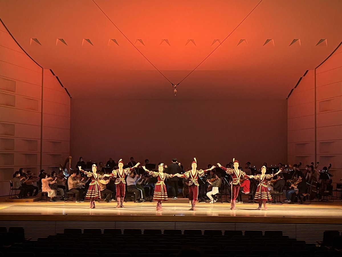 Japanphil's tweet photo. 明日の「第142回さいたま定期演奏会」に向けて、角田鋼亮マエストロと牧阿佐美バレヱ団の皆さんとリハーサルを行いました🩰
優雅で美しい踊りと素敵な衣装、ファンタジックな雰囲気に包み込む照明の演出にもうっとり。
ソニックシティ特別版「白鳥の湖」、ぜひお越しください。
当日券もございます！ https://t.co/vpoRmUFOKz