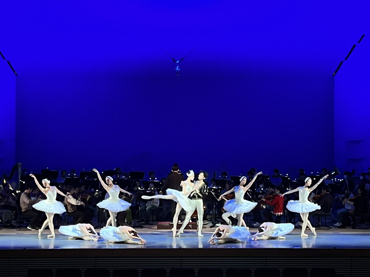 Japanphil's tweet photo. 明日の「第142回さいたま定期演奏会」に向けて、角田鋼亮マエストロと牧阿佐美バレヱ団の皆さんとリハーサルを行いました🩰
優雅で美しい踊りと素敵な衣装、ファンタジックな雰囲気に包み込む照明の演出にもうっとり。
ソニックシティ特別版「白鳥の湖」、ぜひお越しください。
当日券もございます！ https://t.co/vpoRmUFOKz