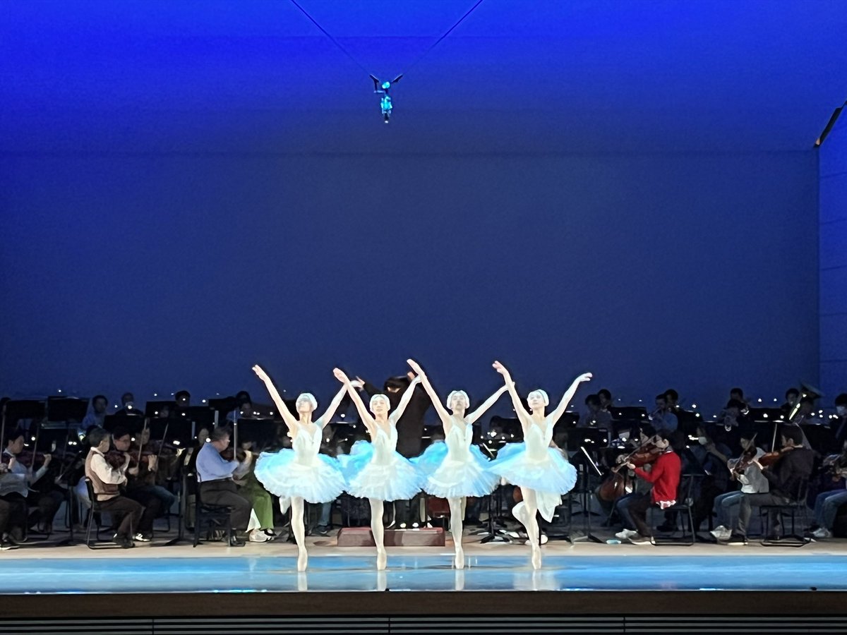 Japanphil's tweet photo. 明日の「第142回さいたま定期演奏会」に向けて、角田鋼亮マエストロと牧阿佐美バレヱ団の皆さんとリハーサルを行いました🩰
優雅で美しい踊りと素敵な衣装、ファンタジックな雰囲気に包み込む照明の演出にもうっとり。
ソニックシティ特別版「白鳥の湖」、ぜひお越しください。
当日券もございます！ https://t.co/vpoRmUFOKz
