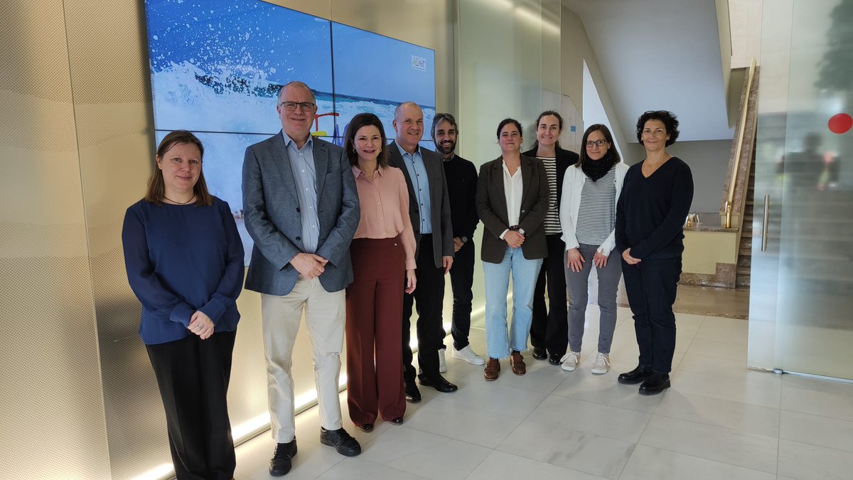 Aemet_Corpora's tweet image. AEMET es uno de los 33 servicios meteorológicos nacionales europeos de #EUMETNET. Así es como se optimizan en conjunto los esfuerzos de cada uno para lograr objetivos de otra forma inalcanzables. Hoy, en Madrid, la presidenta de AEMET con el director ejecutivo y sus equipos💪👌