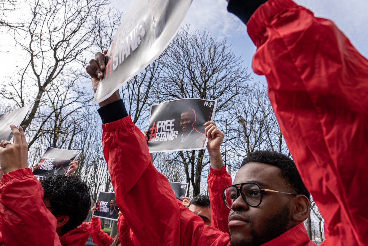 Devant l’ambassade de #RDC à Paris, RSF et @jeune_afrique appellent à la libération de Stanis Bujakera, journaliste détenu depuis 6 mois sur la base d'accusations mensongères. 20 ans de prison ont été requis contre lui. Décision attendue avant le 20 mars. rsf.org/fr/devant-l-am…