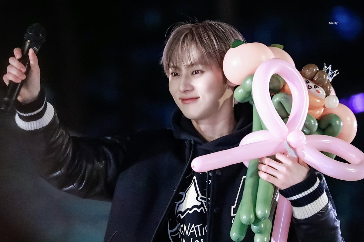 Priority89's tweet image. 240314
황도들 삶 속에 큰 존재로 자리하고 있는 황도대장
다시 만나는 날만 생각하면서 지낼게🍑🧡

#황민현 #HWANGMINHYUN
#민현 #MINHYUN
#HAPPY_12th_ANNIVERSARY
#황도들의단짝데뷔12주년 🍑🌸