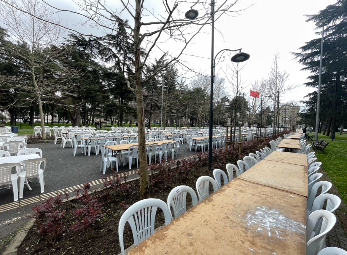 Öğrenciye yasak kampüslerde kim iftar yapacak ve kim bununla iftihar edecek; sen mi <a href="/istanbuledutr/">İÜ</a>?