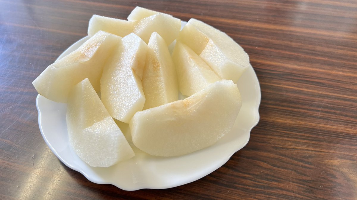 MiyacoNet_plus's tweet image. 赤坂(東京)から赤坂(福岡)を
ノーラッチで移動する動画を撮影
↓
バズって記事に(まだわかる)
↓
記事の中で智頭急行は人気だから
撮影したくてあえて経由したと回答
↓
記事をお読みになった
智頭急行会長・鳥取県知事の平井伸二様が感激され、県名産品の新甘泉梨を頂く(ファッ!?)