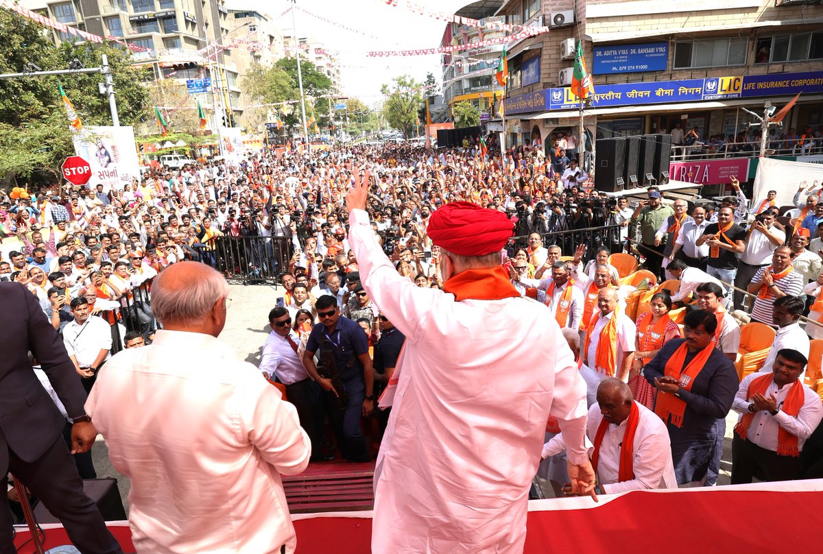 आज अपने लोकसभा क्षेत्र गाँधीनगर में नेताजी सुभाष चंद्र बोस जी की प्रतिमा पर माल्यार्पण कर महान सेनानी को नमन किया।
क्षेत्रवासियों से प्राप्त स्नेह व अभिनंदन से अभिभूत हूँ। गाँधीनगर लोकसभा के विकास और यहाँ की जनता के कल्याण के लिए पूरी तन्मयता से कार्य करता रहूँगा।

આજે મારા