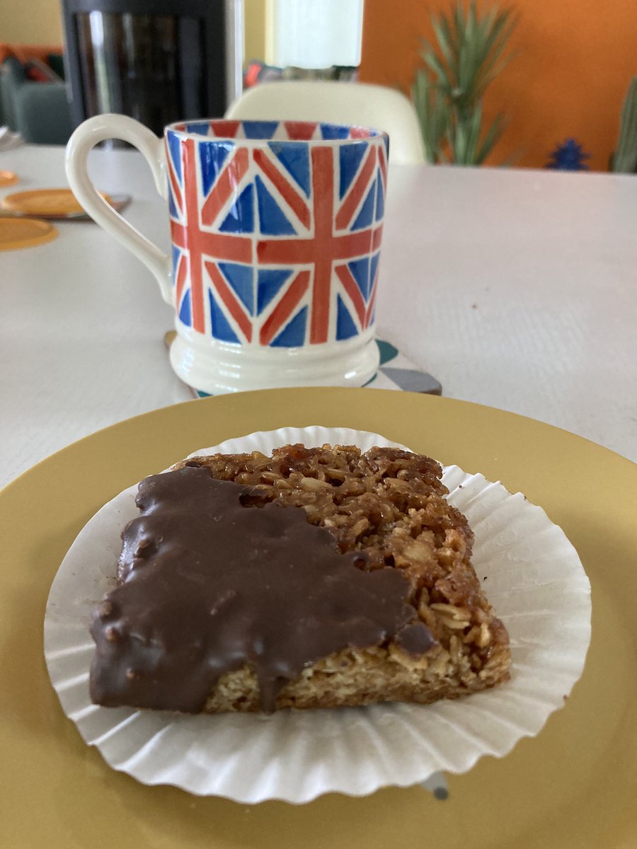 Friday cake this week is a piece of Flapjack with a chocolate corner, picked this one up from the local bakery after dropping the van off for a service and MoT, so no work today 👍 and no bike ride due to crap weather ☔️🙁 #fridaycake