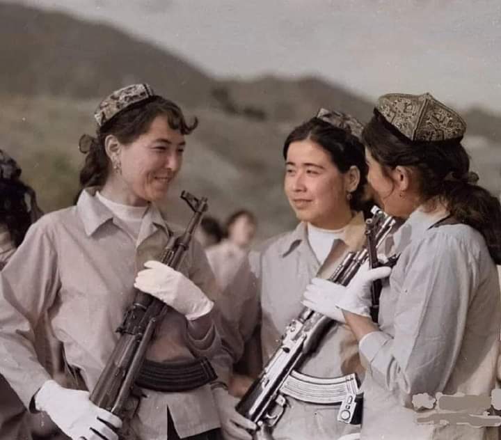 Bir zamanlar zalim Çin istilasına karşı savaşan cesur, Uygur kızlarımız.. (1949'dan bu yana direndik tek başımıza bırakıldık şimdi Çinin soykırımı zulüm ve işgal altındayız) #DoğuTürkistan