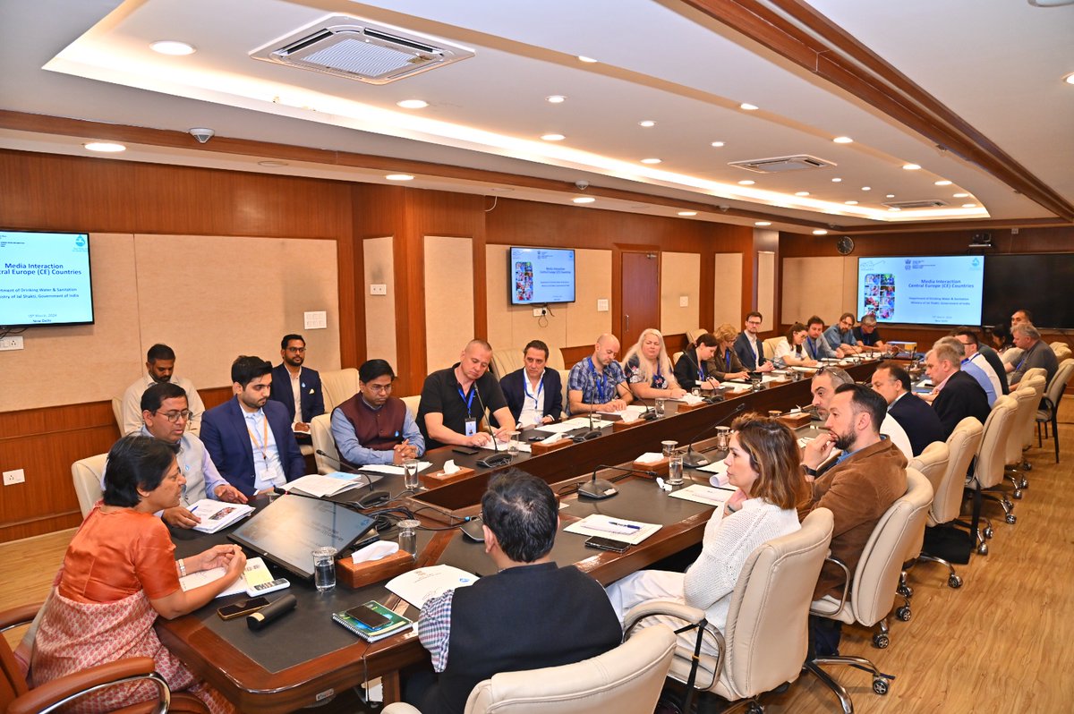 Secretary, DDWS interacted with journalists from Central Europian (CE) countries, today at CGO Complex and outlined the progress made under #JalJeevanMission & @swachhbharat, so far. @MEAIndia @gssjodhpur @Rajeev_GoI @DoWRRDGR_MoJS @mahajan_vini @PIB_India @mopr_goi @MoJSDDWS