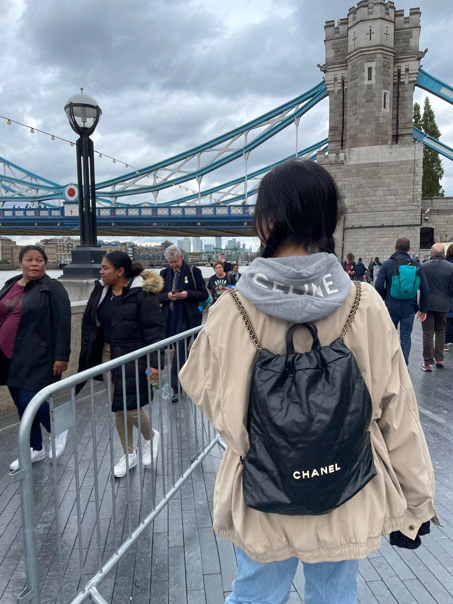 Meandering through the city streets, finding inspiration in the hustle and bustle of urban life. 🏙🚶‍♀️