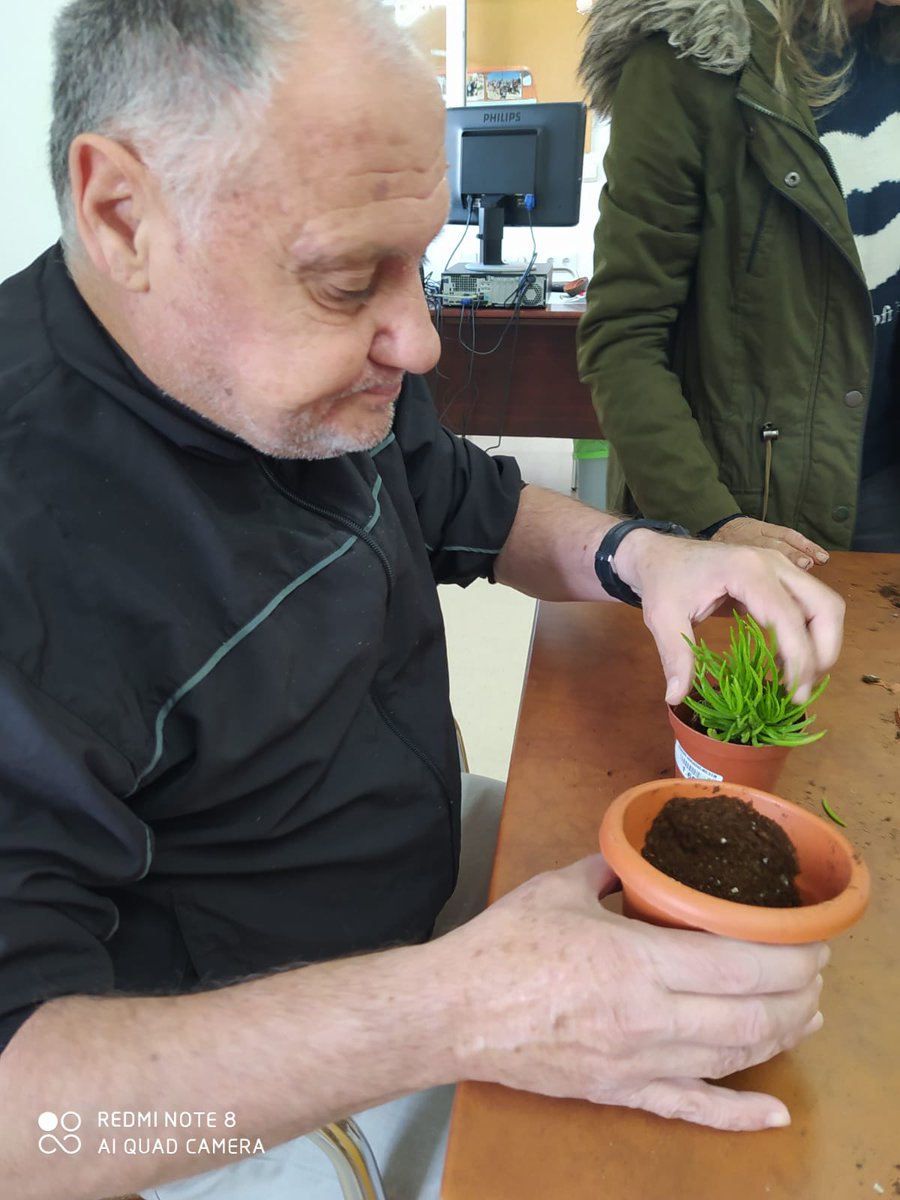 Hospitalidadst's tweet photo. Los usuarios y usuarias de la Hospitalidad han querido dar la bienvenida a la primavera  realizando un taller de elaboración de maceteros, donde han puesto en práctica toda su creatividad y trabajo en equipo‼️
#personassinhogar
#HospitalidadSantaTeresa
#primavera
#manualidades https://t.co/kDVq0b3OWQ