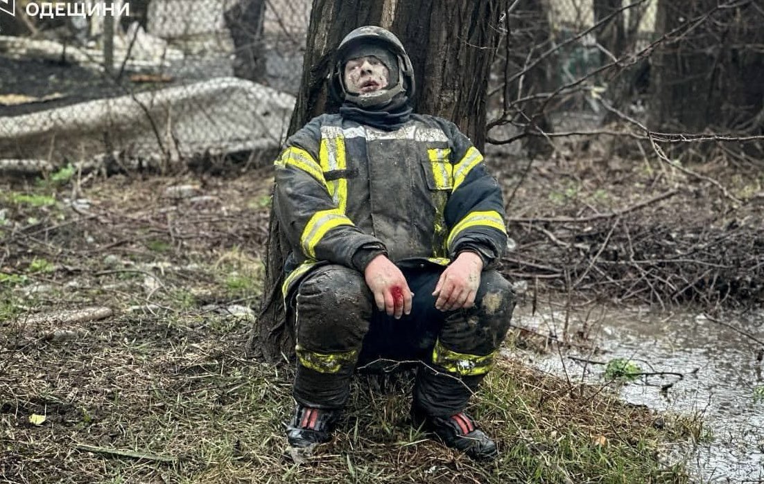 SvMorenets's tweet photo. Russia strikes once, waits for the Ukrainian rescuers to arrive, and then strikes again, killing those who came to save lives.
Photo from Odesa today. https://t.co/ujuEJw0cXq