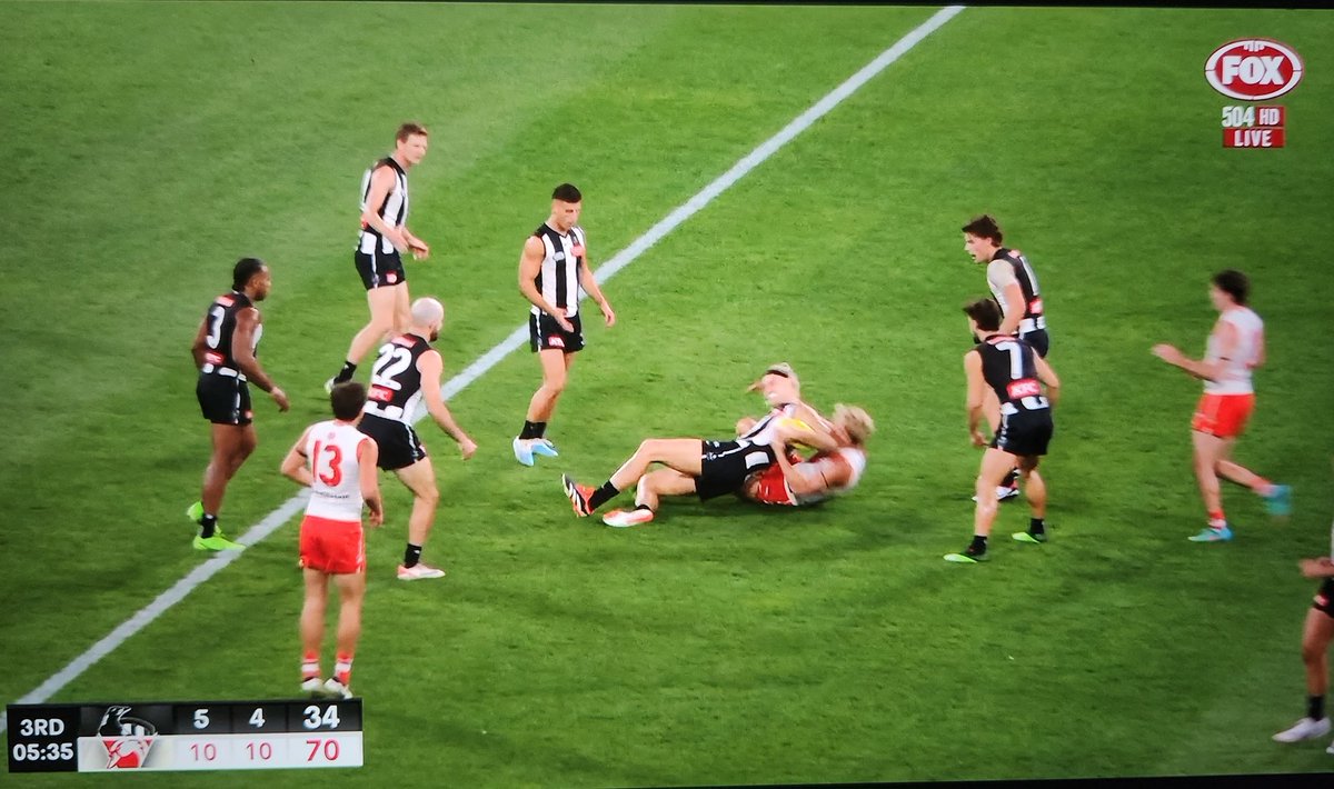 6 Collingwood players nailed to the spot watching their captain get owned by Heeney. Sydney goal seconds later.

Embarrassing.

#AFLPiesSwans