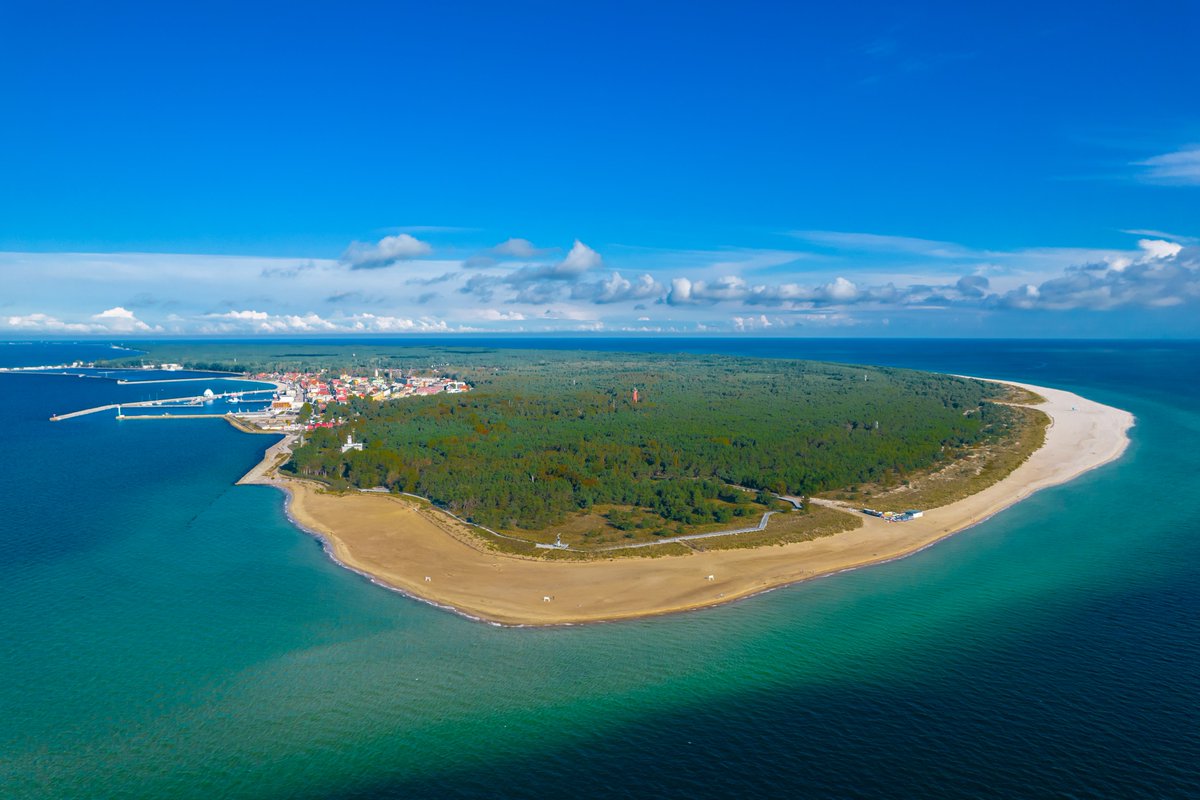 PolandTravel_UK's tweet photo. 🗺️ Where in the world do you think this is? The answer might surprise you!
📌 This is Hel Peninsula, Poland.
🏖️ A 35km long sandbar, crystal clear waters, clear sands and exciting watersports- a summer paradise!
#visitpoland #travel #polandtravel #hiddengem #helpeninsula https://t.co/H8WWAC5Flo