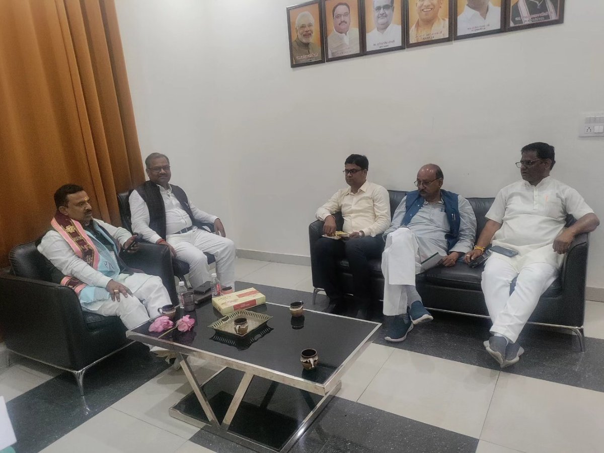Ramkishorbjp1's tweet photo. क्षेत्रीय कार्यालय भारतीय जनता पार्टी कानपुर बुंदेलखंड क्षेत्र माननीय प्रकाश पाल जी क्षेत्रीय अध्यक्ष जी के साथ क्षेत्रीय पदाधिकारी आगमी कार्यक्रमों को लेकर चर्चा
@bjp4india @bjp4up @bjp4kanpurzone https://t.co/zVDQ27vyPF