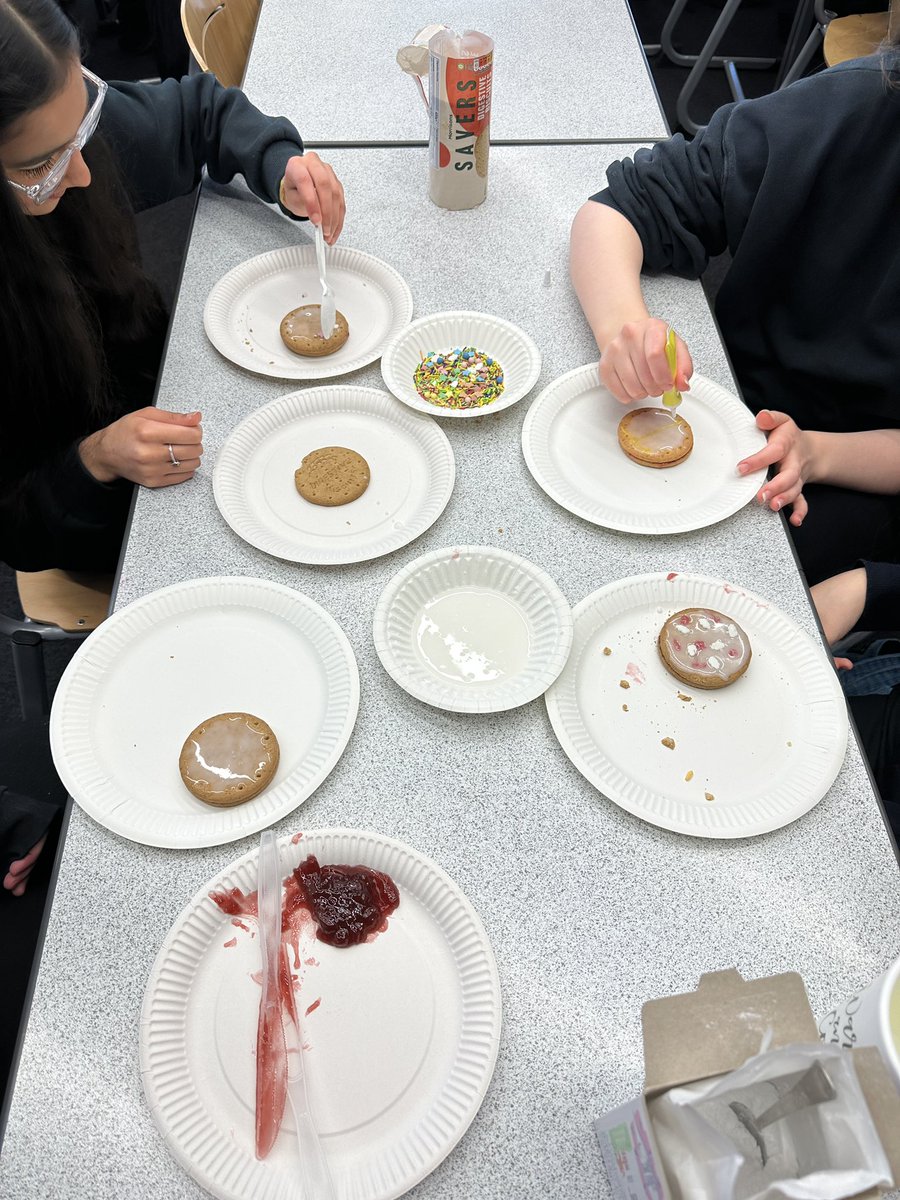 BusinessEdDHS's tweet photo. S3 Business Management were working on production lines following job, batch, and flow production methods. They got really involved in the process and made great empire biscuits! 👏🏽 https://t.co/i0g06FaCEb