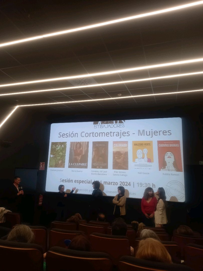 Que buena sesión de cortometrajes disfrutamos ayer @vickyvicente y yo, e inmejorable el coloquio final con los estupendos @beatrizmartmart y @jlpalacios...
#elcortoescine