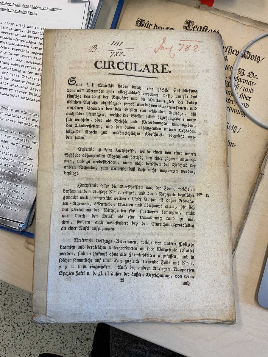 Was mich an der #Archiv:arbeit immer wieder aufs neue fasziniert. Erst was lesen – hier im Hochedlinger – und dann einfach fix rüber ins Depot, und das betreffende Stück in der Hand halten… #viedarchiviste