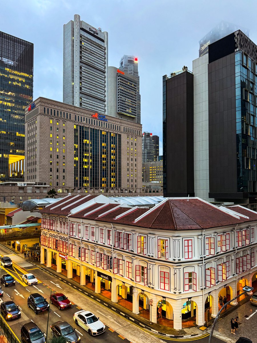 Urban contrasts: the timeless allure of heritage shophouses set against the dynamic skyline of modern skyscrapers.

#cityvibes #urbancontrast #sgarchitecture #skyscrapercity #singapore #seemycity #nikoncreators #visitsingapore