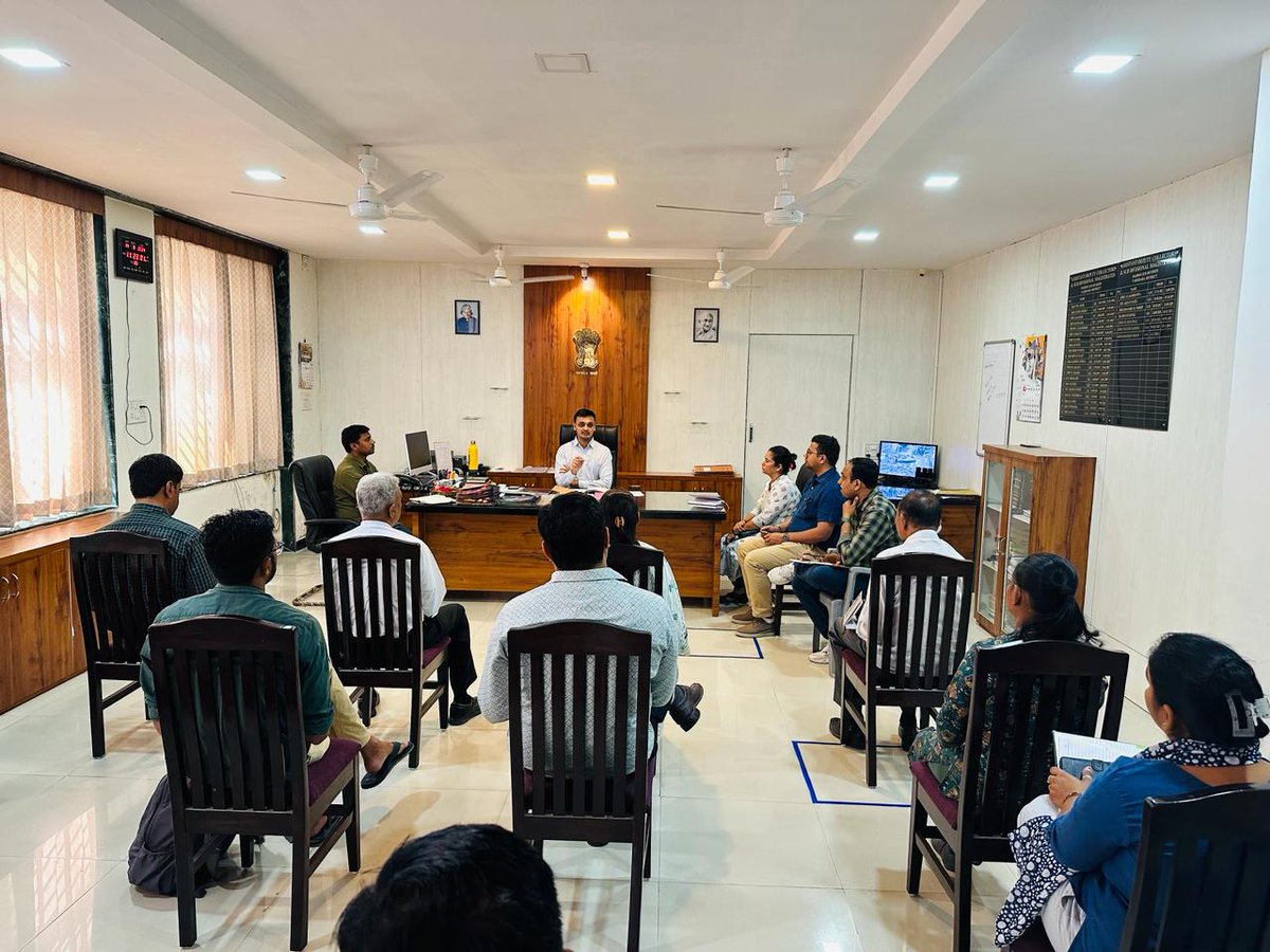 21 -છોટા ઉદેપુર સંસદીય મતવિસ્તારમાં સમાવિષ્ટ 140 -ડભોઇ વિધાનસભા મતદાર વિભાગ
આગામી લોકસભા ચૂંટણી અન્વયે MCC Nodal, FST &amp; CONTROL ROOM ટીમ ની મીટીંગ રાખી તેમને ચૂંટણીલક્ષી કામગીરીની સમજૂતી આપી.
<a href="/CEOGujarat/">Chief Electoral Officer, Gujarat</a>  <a href="/collectorcu/">Collector Chhotaudepur</a>  <a href="/DEOVADODARA/">District Election Officer Vadodara</a>  <a href="/SdmDabhoi/">Deputy Collector & SDM Dabhoi</a>