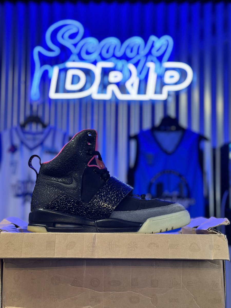 ScoopDrip's tweet photo. Nike Air Yeezy 1 “Blink”

Size 10.5

140 Millbury St Worcester MA 01610

#scoopdrip #worcester #canaldistrict #massachusetts #nike #air #yeezy #1 #blink #sneakers #store #hype https://t.co/RTZ5QbYPmt