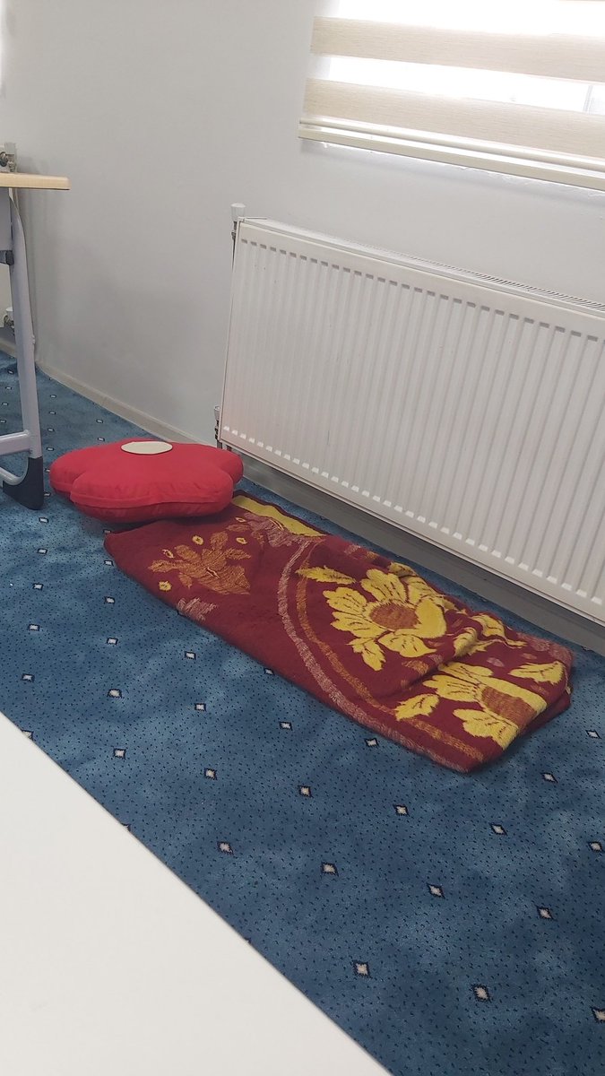 Teyze mukabeleyi dinlemeye geldi cüzü  okumaya başlayınca burada güzelce uzandı ve uyudu sonuna doğru uyanmştı