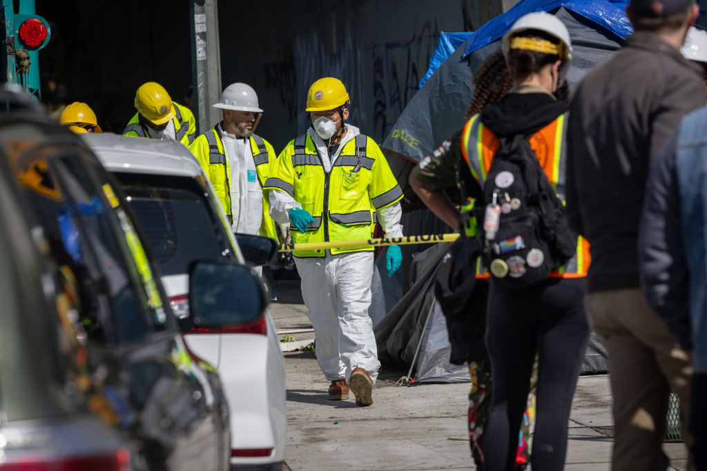 LAmag's tweet image. 🚨 California&apos;s Congressional delegation is calling on FEMA to rethink its refusal to reimburse local governments for the cost of housing the homeless in hotels during the pandemic. This decision impacts millions in funds expected for #ProjectRoomkey.

Here&apos;s what we know↓