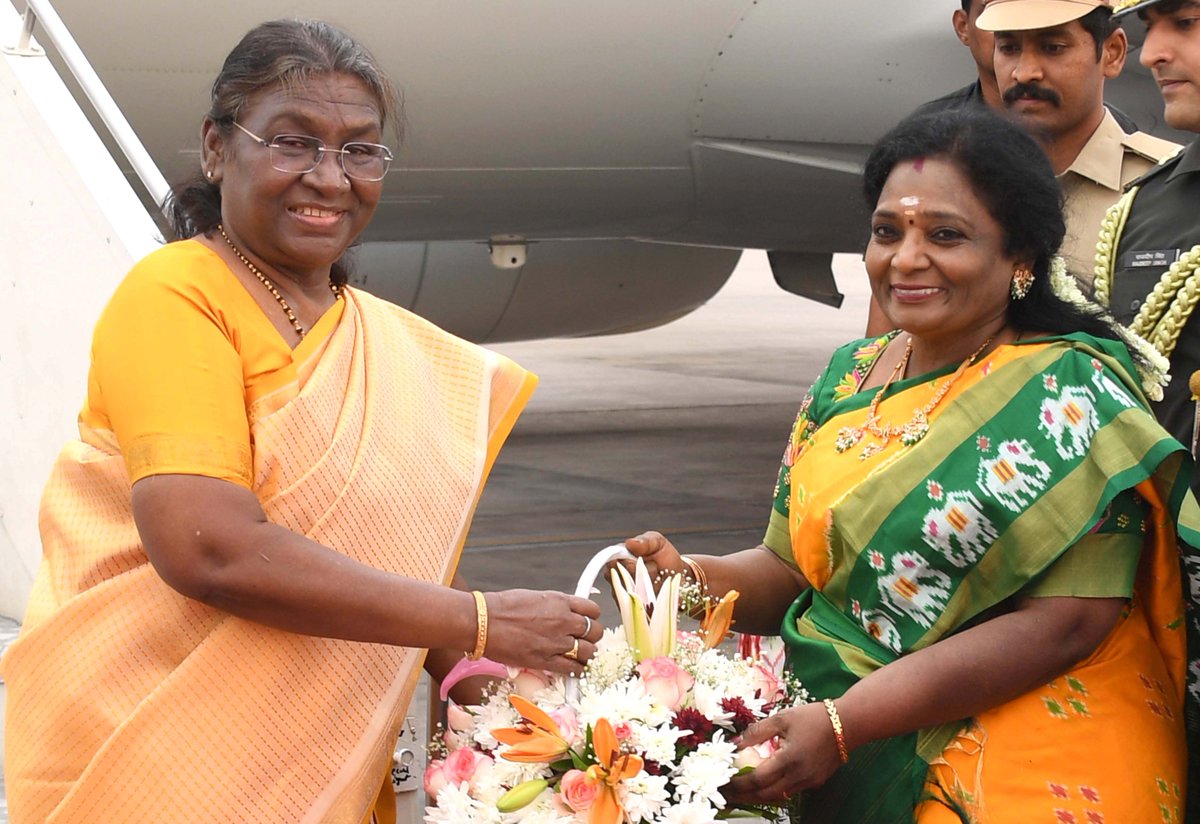 rashtrapatibhvn's tweet photo. Governor of Telangana, Dr Tamilisai Soundararajan and Chief Minister Shri A. Revanth Reddy received President Droupadi Murmu on her arrival at Hyderabad. https://t.co/WqzWUr3h6E