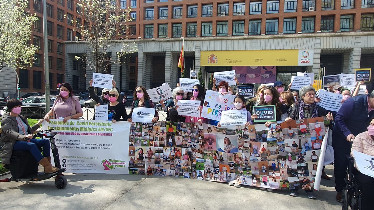 Aquí estamos frente al Ministerio de Sanidad (@sanidadgob) con motivo del #LongCovidAwarenessDay. 🆘 La emergencia sanitaria y social no ha terminado y los pacientes de #CovidPersistente y #EncefalomielitisMialgica seguimos abandonados! Ahora vamos camino al Congreso! 💪🏼