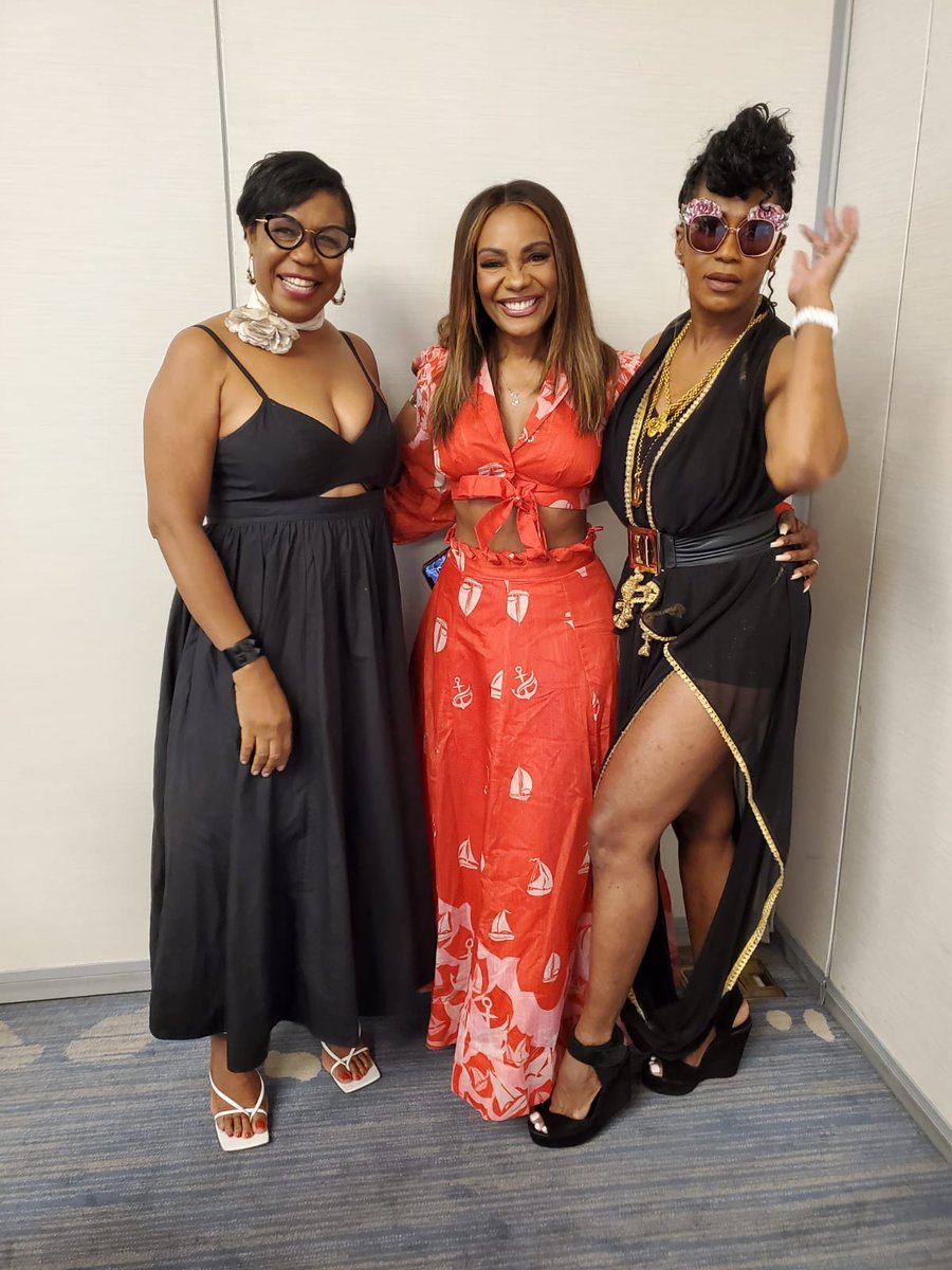 CaroleBeckford's tweet photo. Women Rock always @pattiers @belwill1989 #Racquel 
#WLI #Year20 https://t.co/vPUUfyNqID