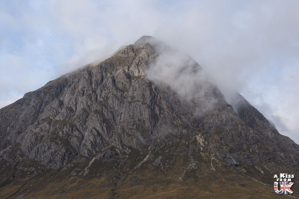 Haut de 1021 mètres, le Buachaille Etive Mòr est l'un des Munro les plus connus d'Ecosse. ⛰🏴󠁧󠁢󠁳󠁣󠁴󠁿 La vue épique de cette montagne pyramidale depuis la route qui traverse le Glen Coe lui donne l'air inattaquable ! #Scotland #landscapephotography #VisitScotland @VisitScotland