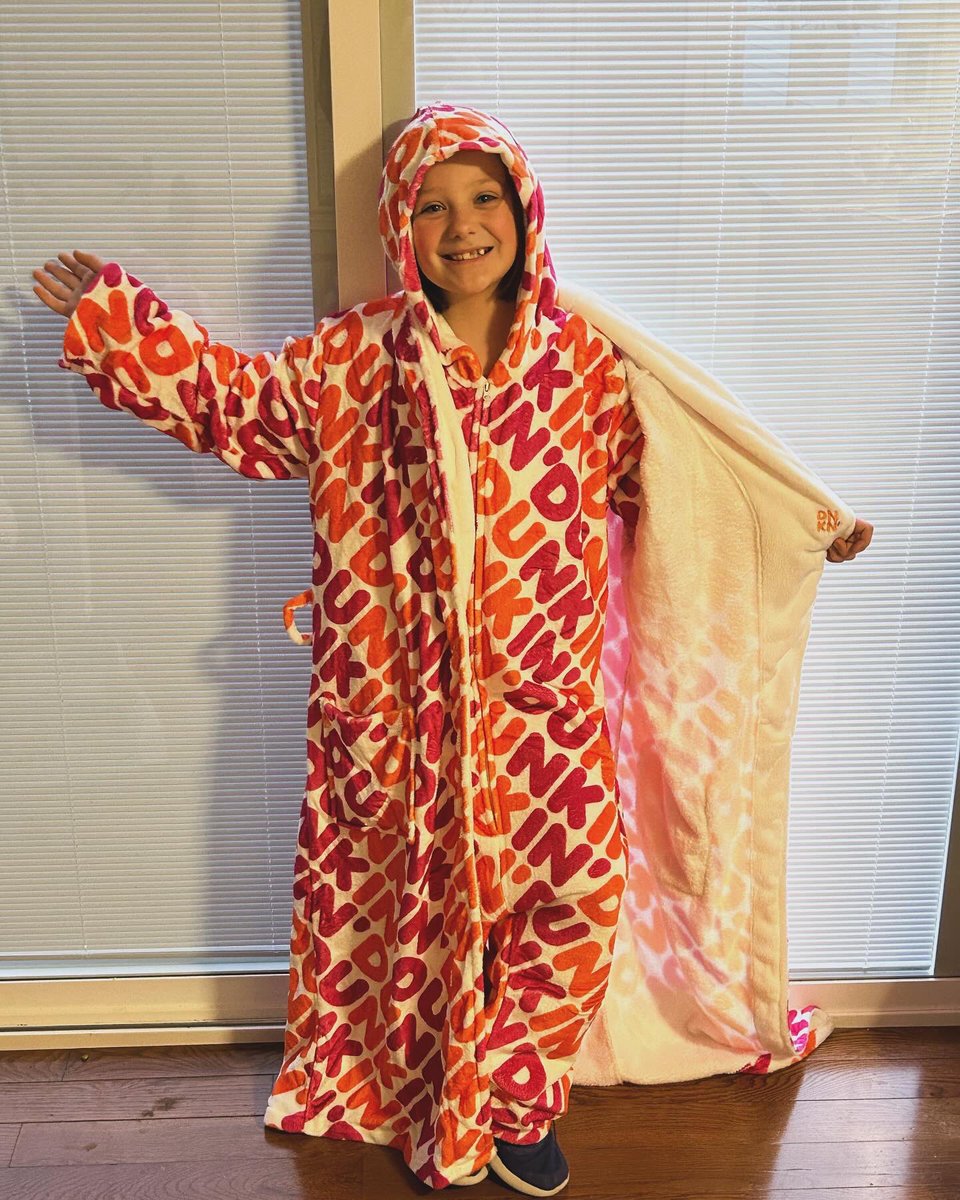 KatesClass1's tweet photo. Harper was very excited to wear out @dunkindonuts onesie and bathrobe to school for comfy day ! Tell me you’re from Boston without telling me you’re from Boston 😂 #dunkinsonuts #Harperrunsondunks #bostonrunsondunks  ☕️ https://t.co/jOijvLD4PQ